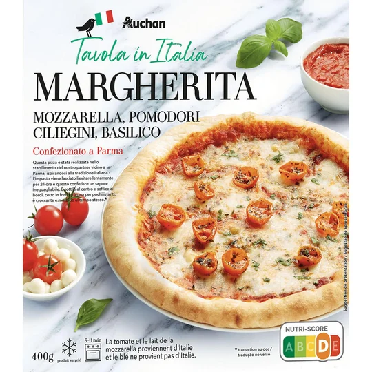 Pizza margherita cuite au feu de bois