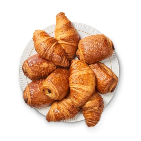 Assortiment de pains au chocolat et croissants