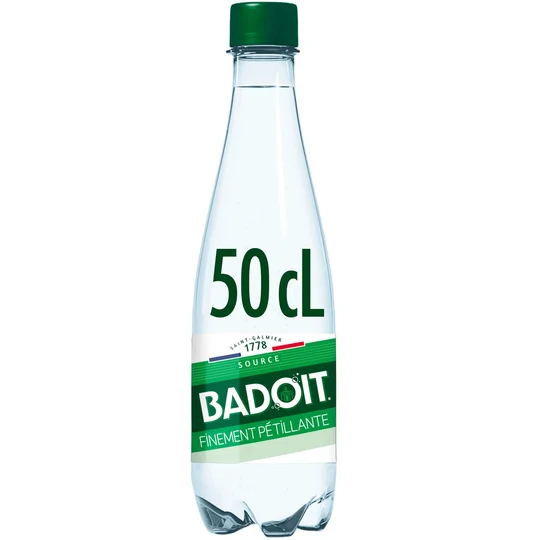 Eau minérale gazeuse verte finement pétillante bouteille